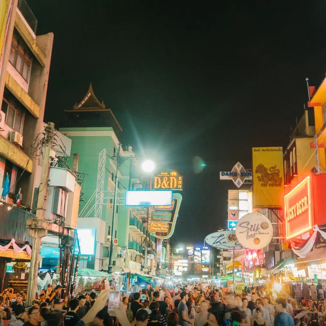 A noodle hop through Ratchawat — a beef-broth pilgrimage