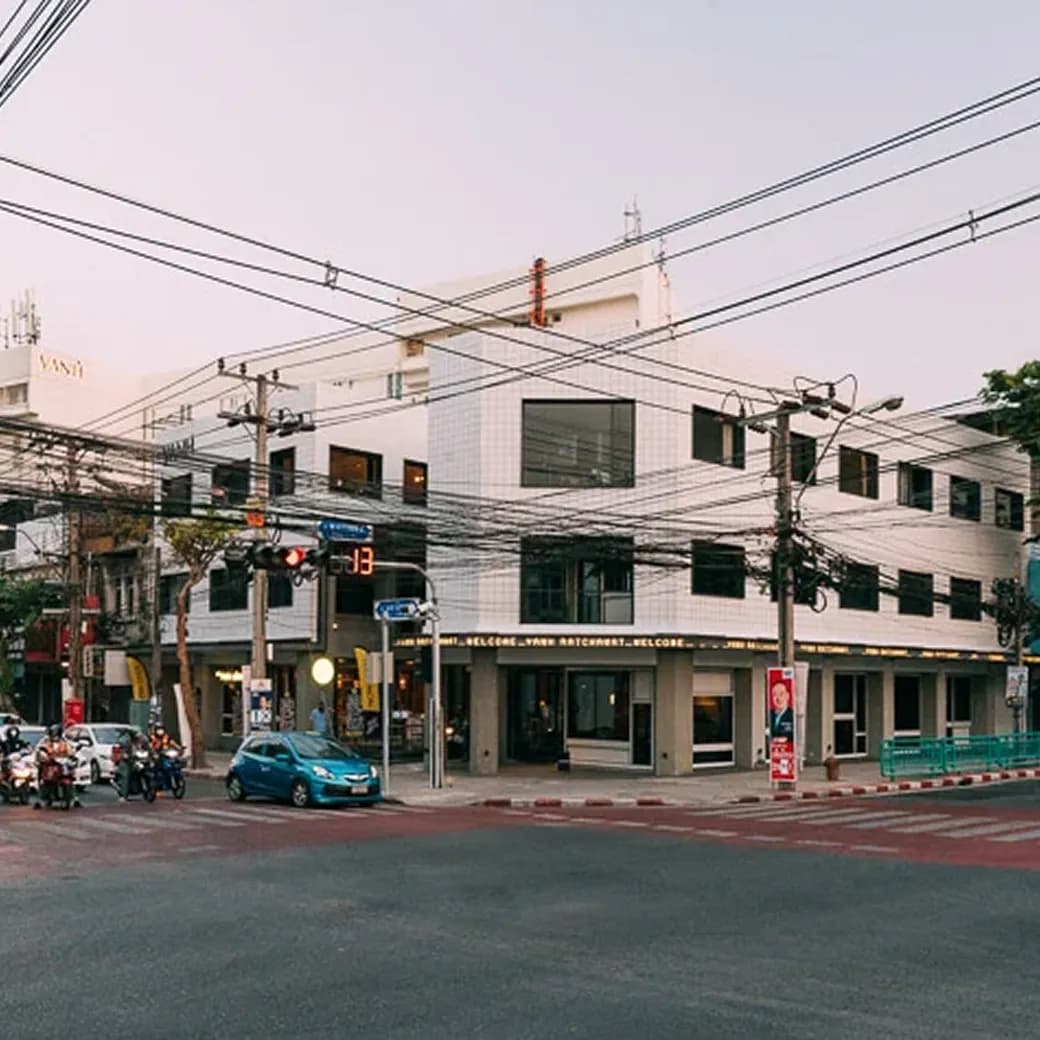 โรงแรมเพื่อชาว Digital Nomads ผู้อยากทำงานอย่างสงบริมถนนสายสตรีทฟู้ดเก่าแก่ของกรุงเทพฯ